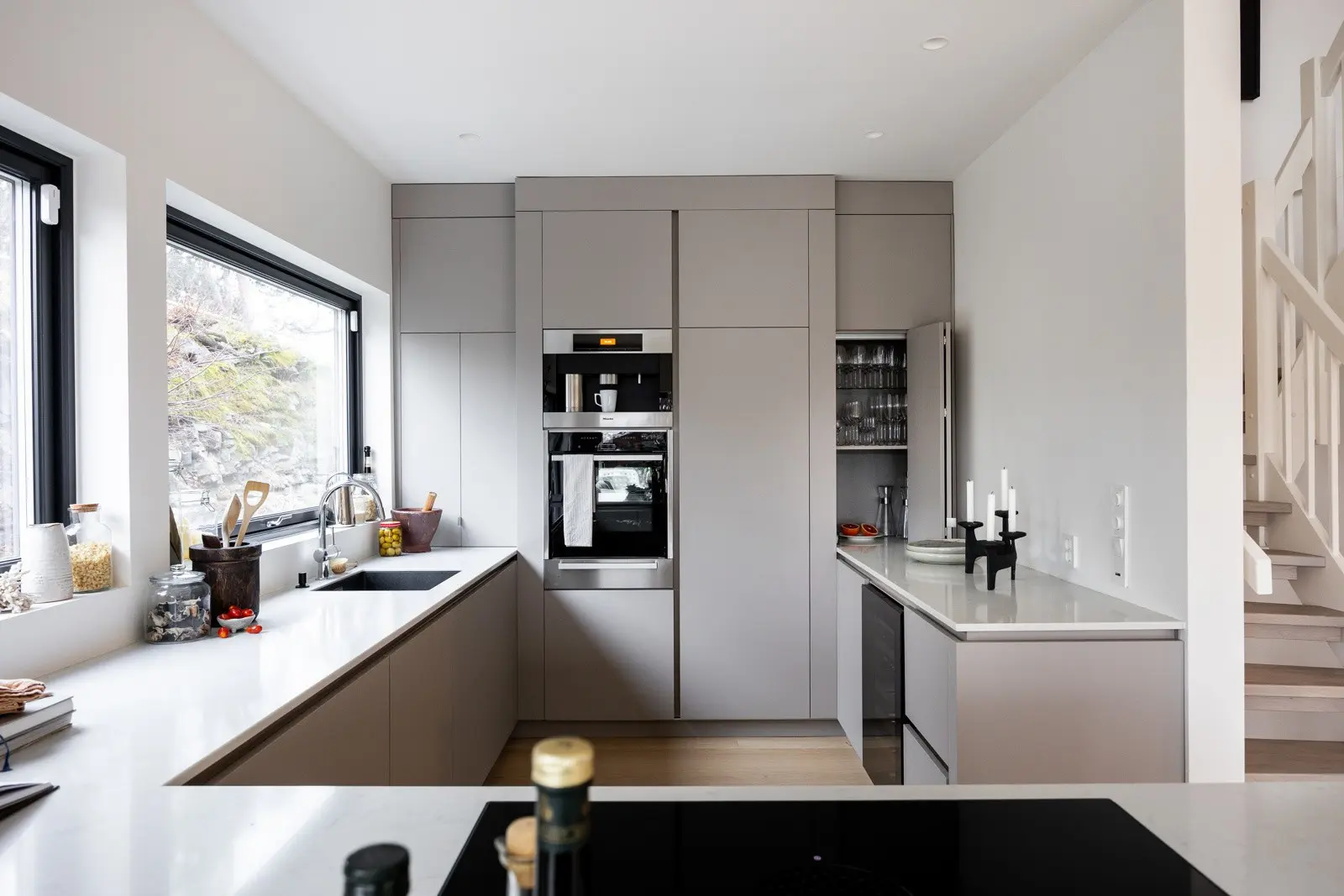 Greige, stilrent kjøkken - Bilde 3