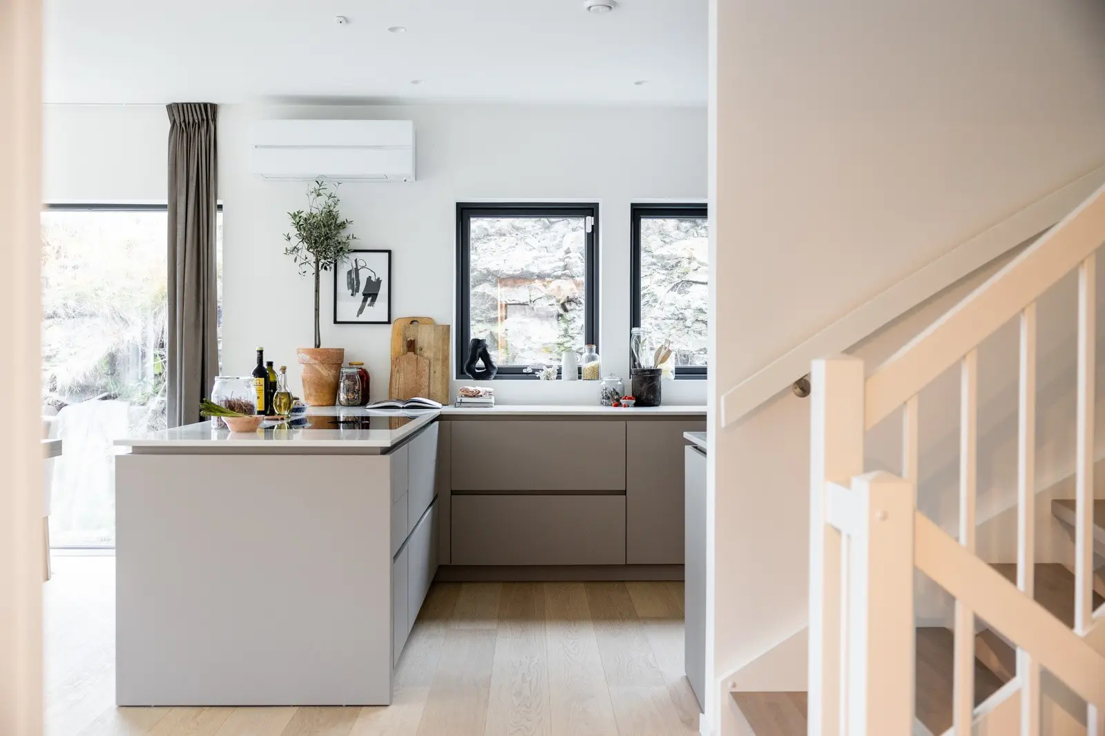Greige, stilrent kjøkken - Bilde 2