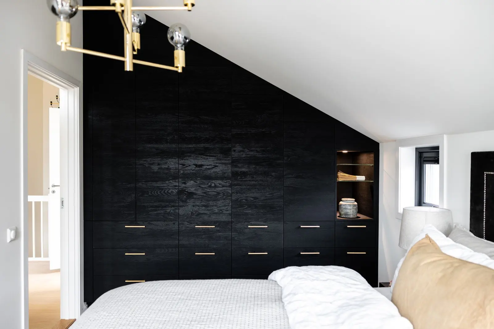 Mørk garderobeløsning med messingdetaljer - Bilde 3